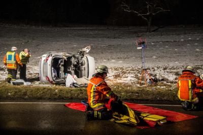 Backnang: Pkw kommt von der Fahrbahn ab, ueberschlaegt sich mehrfach - aufwendige Rettung